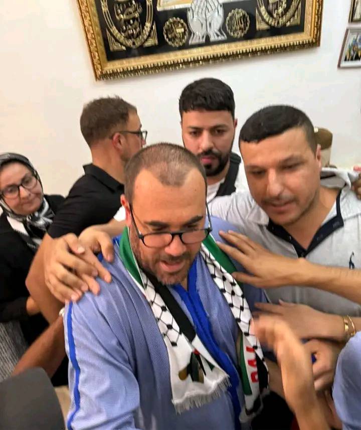 اليوم، خرج هذا الرجل ليدفن والده، والقصة تخفي تفاصيل مؤثرة حول الصراع والمعاناة التي عاشها.