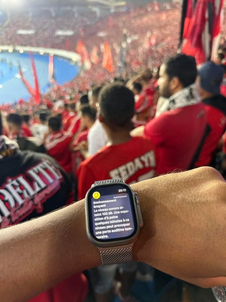 جماهير تتفاعل بحماسة: قياس الضوضاء باستخدام تطبيق (Noise app) يكشف عن مستوى الصوت في الآ Stadium.