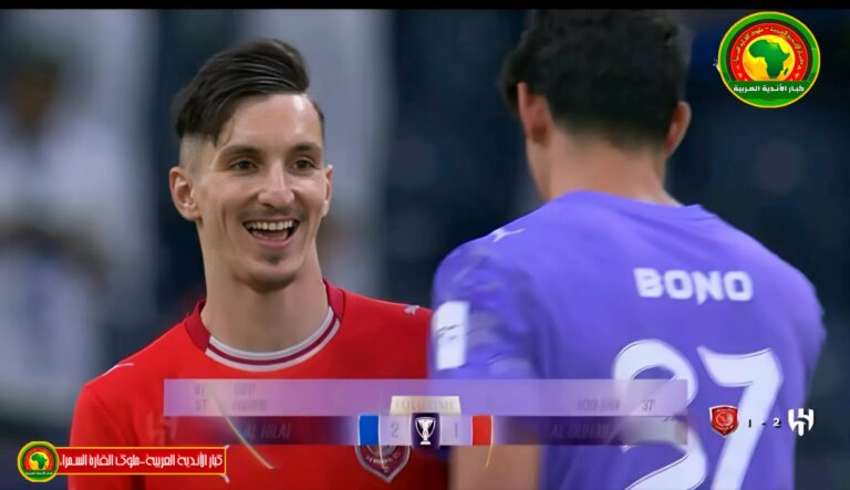ياسين بونو، حارس الهلال، يتبادل الدعابات مع لاعب الدحيل الجزائري عادل بولبينة.