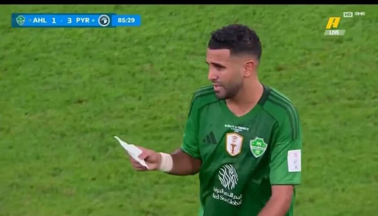 جماهير الأهلي السعودي تطالب بإبعاد رياض محرز والمدرب وعدد من اللاعبين الآخرين من الفريق.