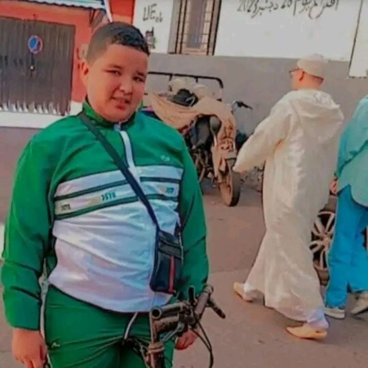 يوسف، ابن الثانية عشرة، يتوجه لمشاهدة المباراة، وسط تشجيع وأمل من الجميع.