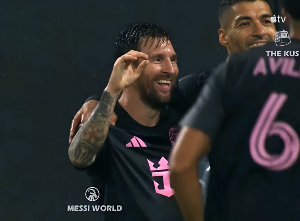 ميسي يحصل على ركلة جزاء وصديقه سواريز، الغائب عن التسجيل منذ زمن، يستغل الفرصة لتسجيل هدف من بركات صديقه.