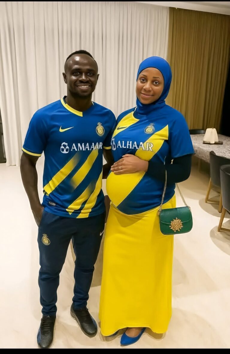 ساديو ماني وزوجته الجميلة في أجواء مميزة بنادي النصر، حيث تتألق بإطلالة رائعة خلال فترة حملها.