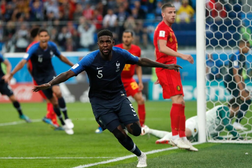 صموئيل أومتيتي، المدافع وبطل العالم 2018، يعلن اعتزال كرة القدم في سن 31. 1 Samuel Umtiti, défenseur et champion du monde 2018, annonce la fin de sa carrière à 31 ans