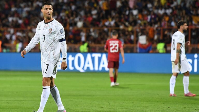 Cristiano Ronaldo touché par l'émotion d'un enfant pendant l'hymne arménien