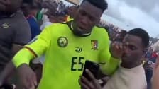 Onana disjoncte et bouscule un supporter avec une violente main au visage