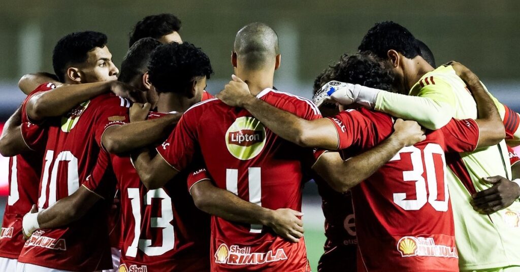 غضب شديد في الأهلي عقب التعادل المخيب مع إنبي 1-1 والخطيب يتخذ قرارًا مفاجئًا تجاه النحاس! 1 غضب غير مسبوق في الأهلي بعد التعادل المُحبط مع إنبي 1-1 والخطيب يفاجىء النحاس بهذا القرار!