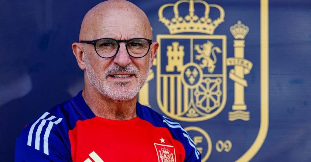 دي لا فوينتي يوجه إنذاراً شديداً لأربعة نجوم من "لا روخا"، ومن بينهم لاعب غير متوقع من برشلونة! 1 دي لا فوينتي يصدر تحذيراً صارماً لـ4 نجوم “لا روخا” بينهم نجم غير متوقع من برشلونة!