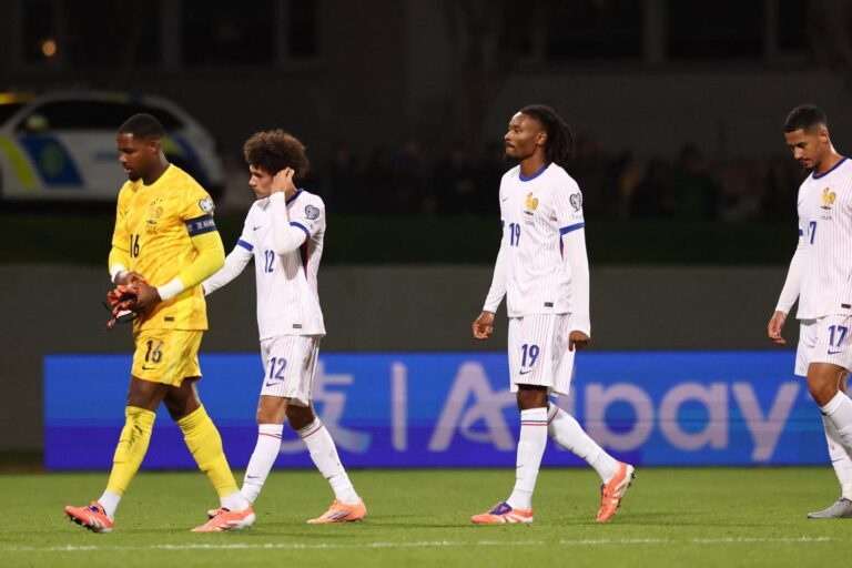 trahis par leur défense malgré l’apport des « coiffeurs », les Bleus devront attendre avant de se qualifier pour la Coupe du monde 2026