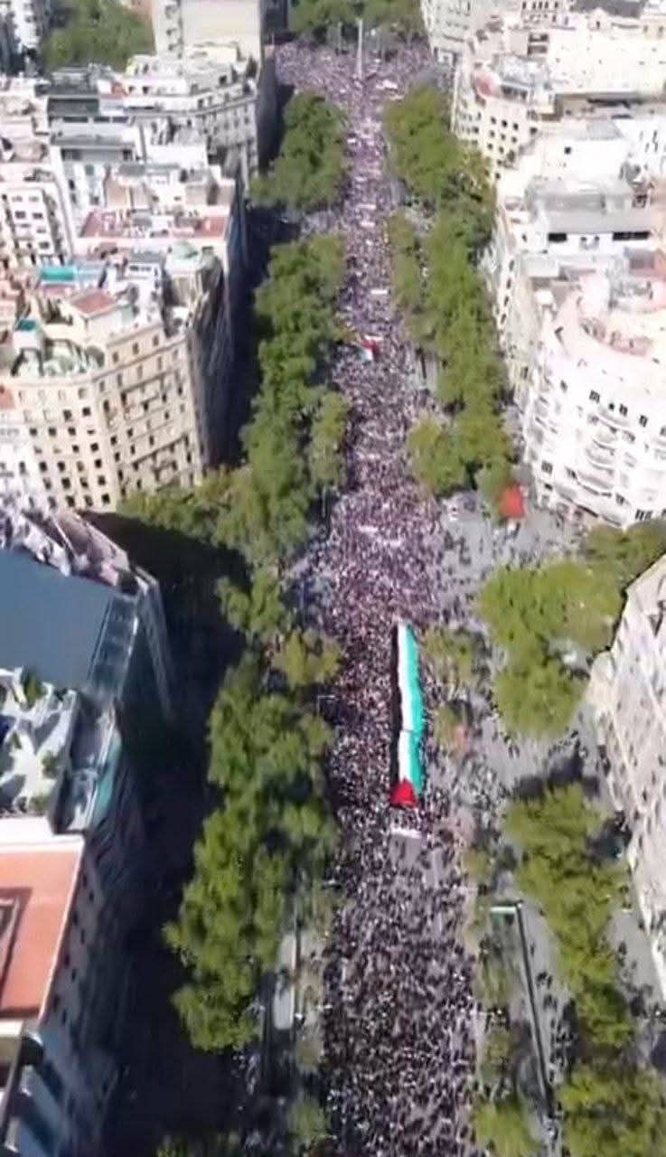 برشلونة تستجيب لنداء بيب جوارديولا وتخرج في مسيرة حماسية لدعمه.