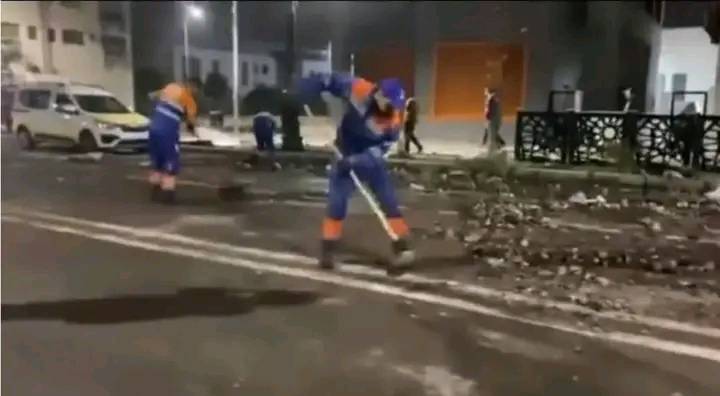 في الأوقات الصعبة يظهرون، وفي الأوقات الجيدة أيضًا. لا بد من زيادة رواتب هؤلاء العمال الأبطال...