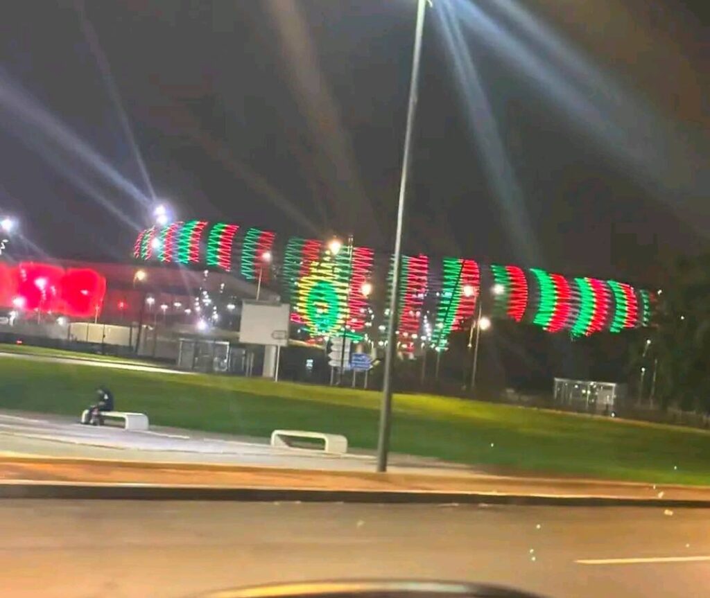 ملعب مولاي عبد الله بالرباط يتألق حاليا بشعار الجيش، مجسداً روح الحماس والتنافس في عالم الرياضة.