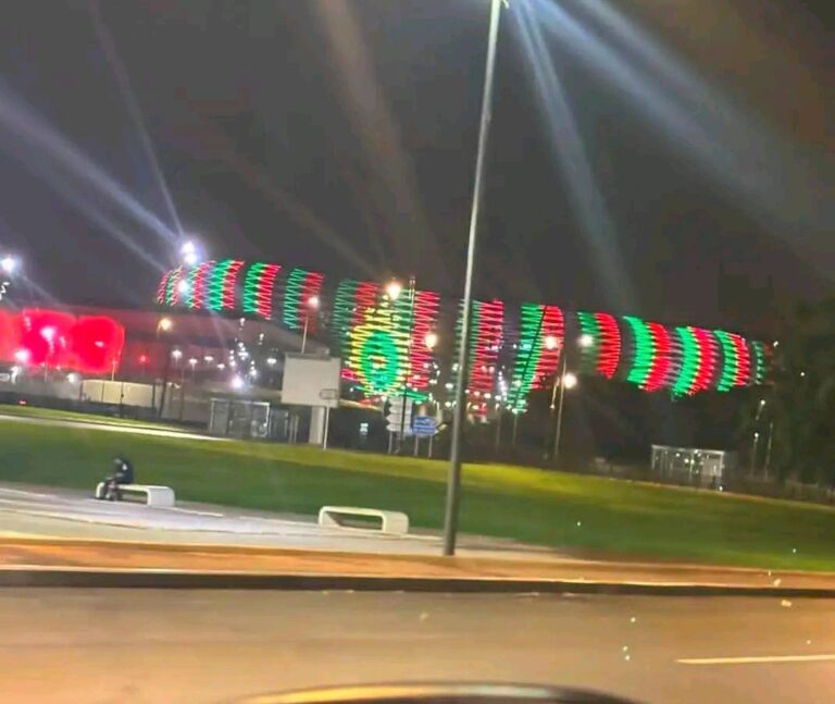 ملعب مولاي عبد الله بالرباط يتألق حاليا بشعار الجيش، مجسداً روح الحماس والتنافس في عالم الرياضة.