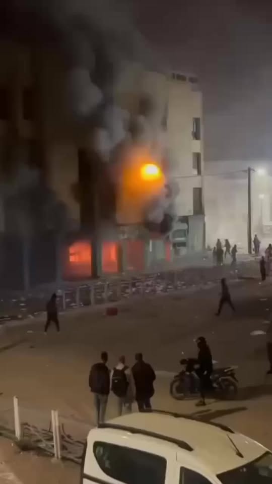 الساعه 00:20: انزكان تشهد فوضى عارمة والأحداث تخرج عن السيطرة.