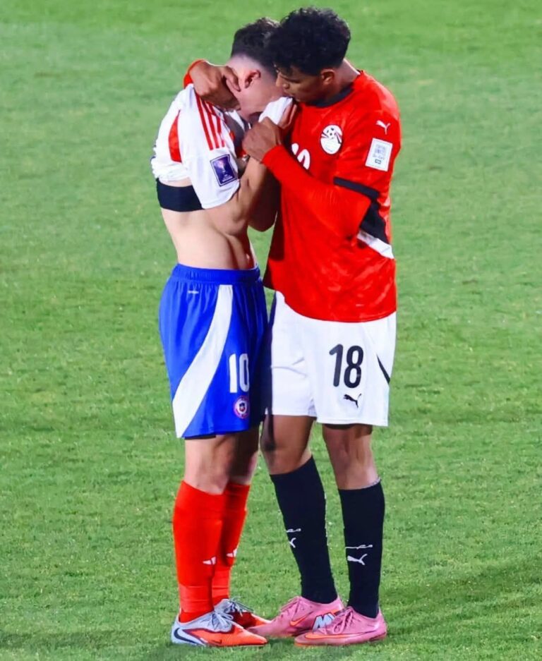 لحظة تاريخية... لاعب منتخب مصر يقدم الدعم للاعب شيلي بعد انتهاء المباراة.