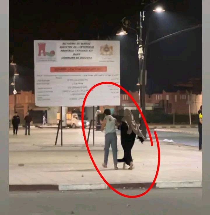 أم تعاني من الوحدة تحت جنح الظلام، تبحث desesperately عن ابنها القاصر، ترجوه للعودة إلى المنزل قبل فوات الأوان.