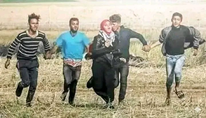 هذه الصورة ليست لفتاة تفر من مغريات الشباب ولا هي مشهد سينمائي، بل هي لحظة تعبيرية فريدة.