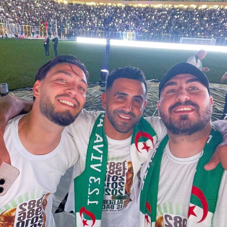 احتفالات لاعبي المنتخب الوطني عقب الانتصار على أوغندا وتأهلهم إلى المونديال.