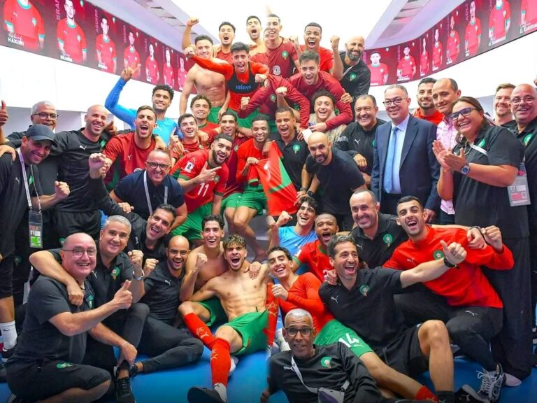 احتفالٌ وسعادة للمنتخب المغربي مع فوزي لقجع، الرئيس المثالي في تاريخ كرة القدم المغربية.