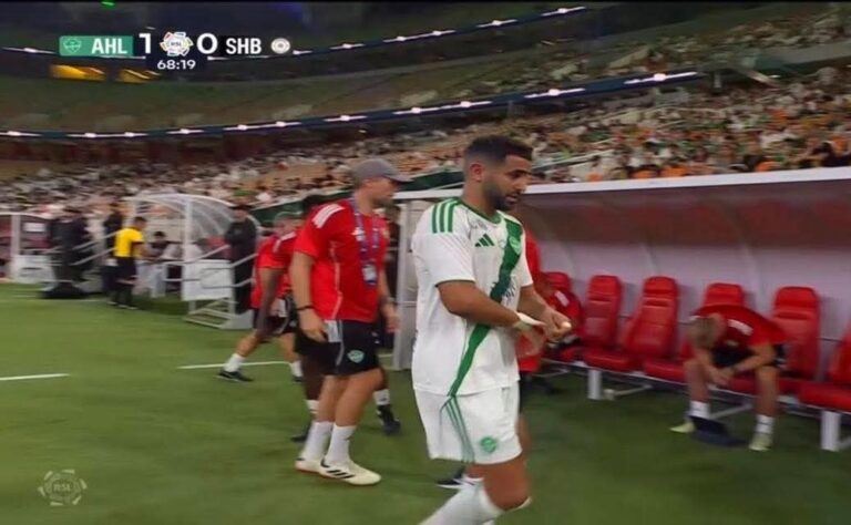 رياض محرز يظهر بأقصى درجات الغضب بعد استبداله، والنادي الأهلي يعاني من تداعيات خروجه.