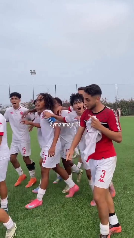 شباب الوداد يسيطرون على المباراة ويتغلبون على فريق صغير من الدار البيضاء بثلاثة أهداف دون رد.