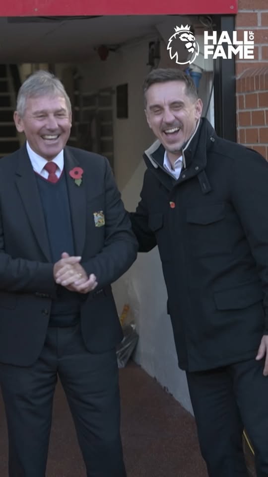 غاري نيفيل يُكرم بميدالية قاعة مشاهير الدوري الإنجليزي الممتاز، مُنذ أن كان طفلًا.