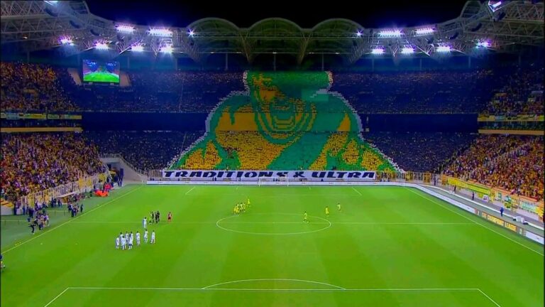 تيفو مذهل لم أره من قبل بهذا المستوى من الجودة والدقة! حقاً عرض يستحق الإشادة.