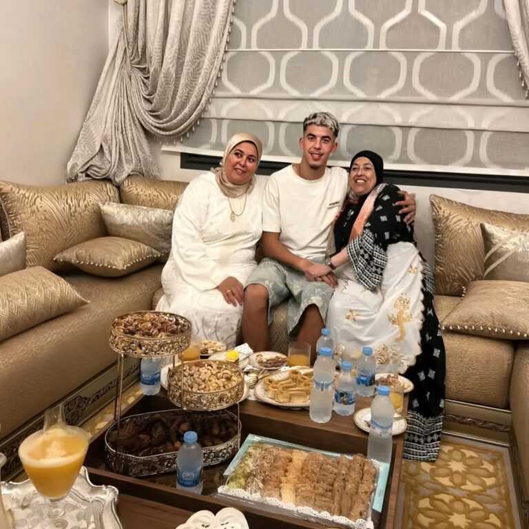 ياسر زبيري، الهداف المميز لكأس العالم للشباب، يحتفي مع عائلته عبر إنستغرام بفوز منتخبنا.