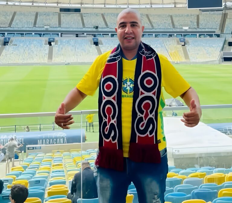 مشجع جزائري يأتي من الجزائر إلى تونس لدعم أولمبيك آسفي ويعلن: "أحب...".