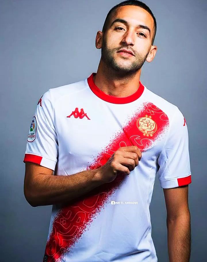 حكيم زياش يرتدي قميص أعظم الأندية المغربية تتويجاً وجماهيرية. 6 حكيم زياش يرتدي قميص أعظم الأندية المغربية تتويجاً وجماهيرية.