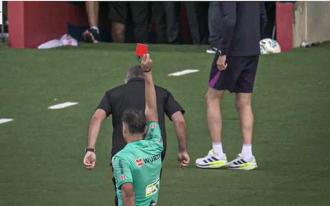 طرد هانسي فليك ضد جيرونا (غيتي)