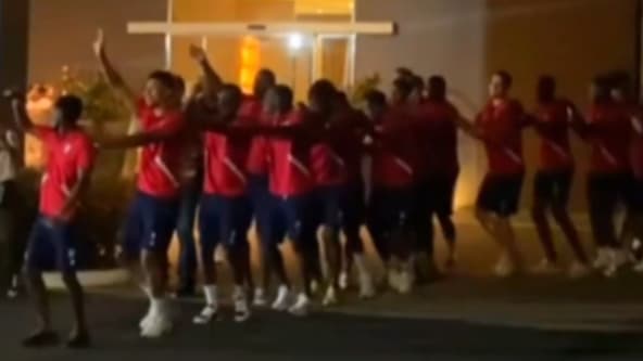 Les supporters du Panama font du bruit devant l'hôtel des joueurs du Suriname... qui descendent danser