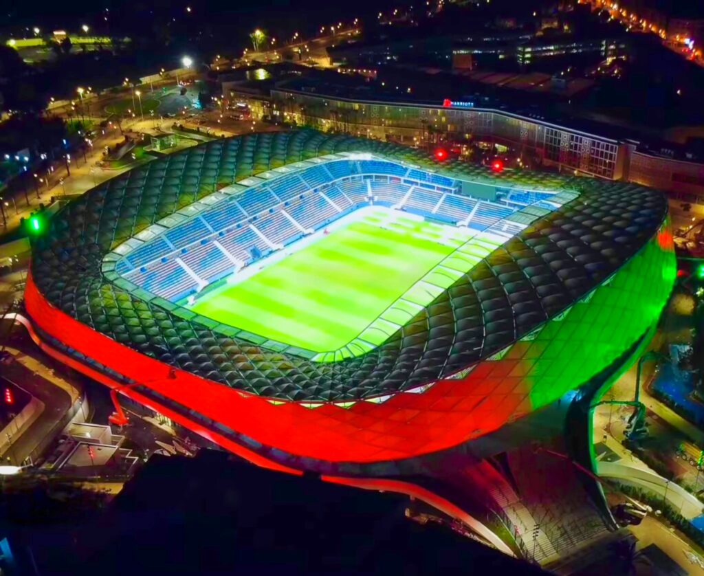 صدّق أو لا تصدّق، عزيز الإفريقي: هذا الملعب ليس في أوروبا بل هو الأصغر على الإطلاق!