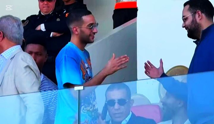 حكيم زياش في سكتي المباراة المنتظرة بين الوداد وحسنية أكادير.