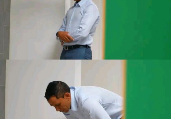 مدرب الرجاء الجنوب إفريقي يفاجئ الجمهور بإعلانه إسلامه لأول مرة، صورة تظهره في لحظة مميزة.