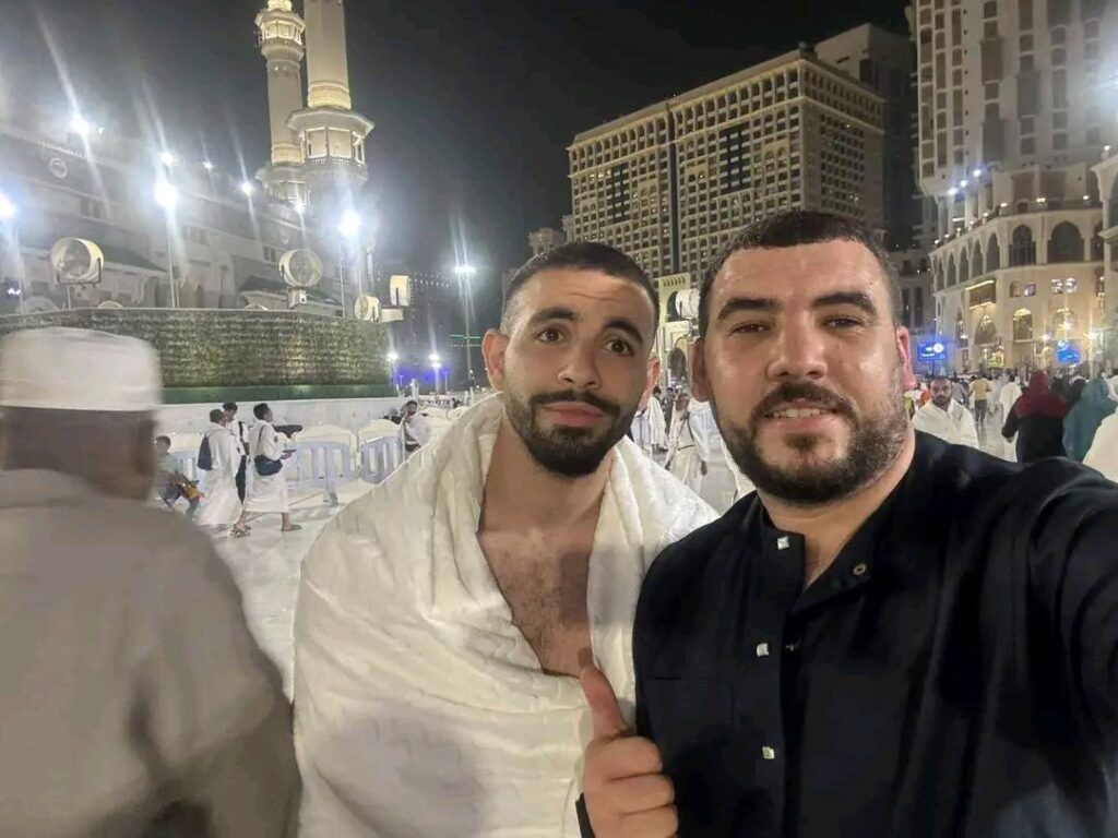 بعد الانتصار على منتخب زيمبابوي، توجه لاعبو المنتخب الجزائري لأداء منـا...