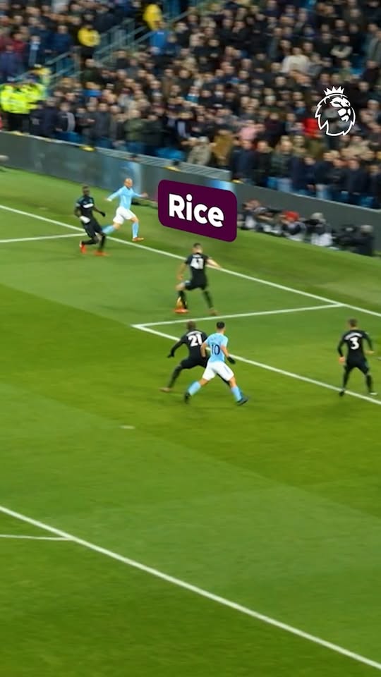 من مدافع إلى أحد أبرز لاعبي وسط الدوري الإنجليزي، ما الذي دفعه لتحقيق هذا التحول المذهل؟