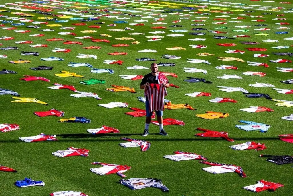 مشجع لموناكو يحتفظ بـ 1146 قميصًا للفريق، جميعها استخدمت فعليًا في المباريات.