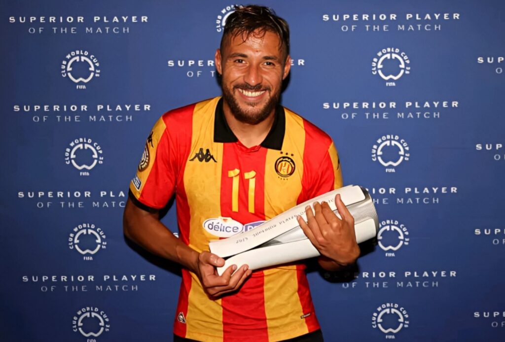 اللاعب الجزائري يوسف بلايلي: 412 مباراة في مشواره الكروي، وسجل 131 هدفًا.