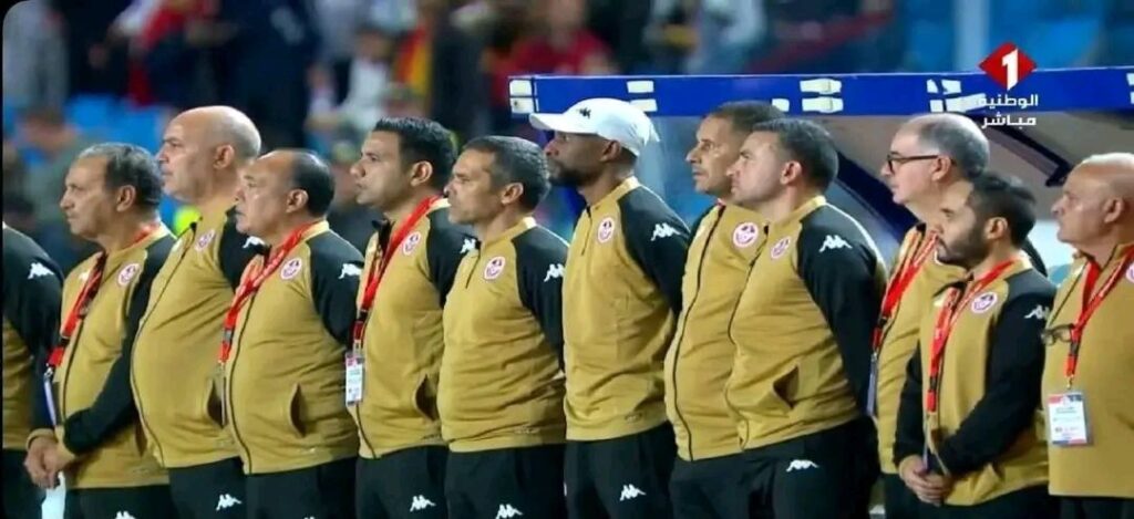 أضخم جهاز فني في العالم يخص المنتخب التونسي، حيث يتكون من 12 متخصصاً.