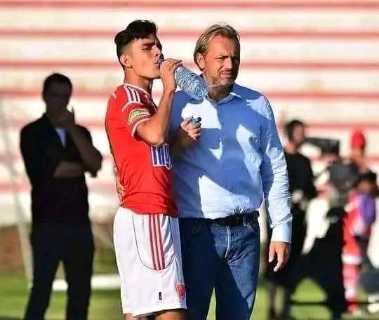 تاريخ زاهٍ: المدرب الذي أُطلق عليه لقب "لي درنا ليه سمية" في إفريقيا يعود ليُبهر الجميع من جديد.