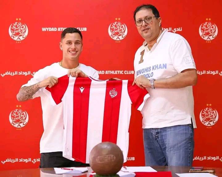 في عالم الرياضة، أنجز آيت منا بمشاركة 23 لاعبًا في السنة الأولى، حيث لم يصدق 90% منهم ما يحدث كما في عالم المنافسات.