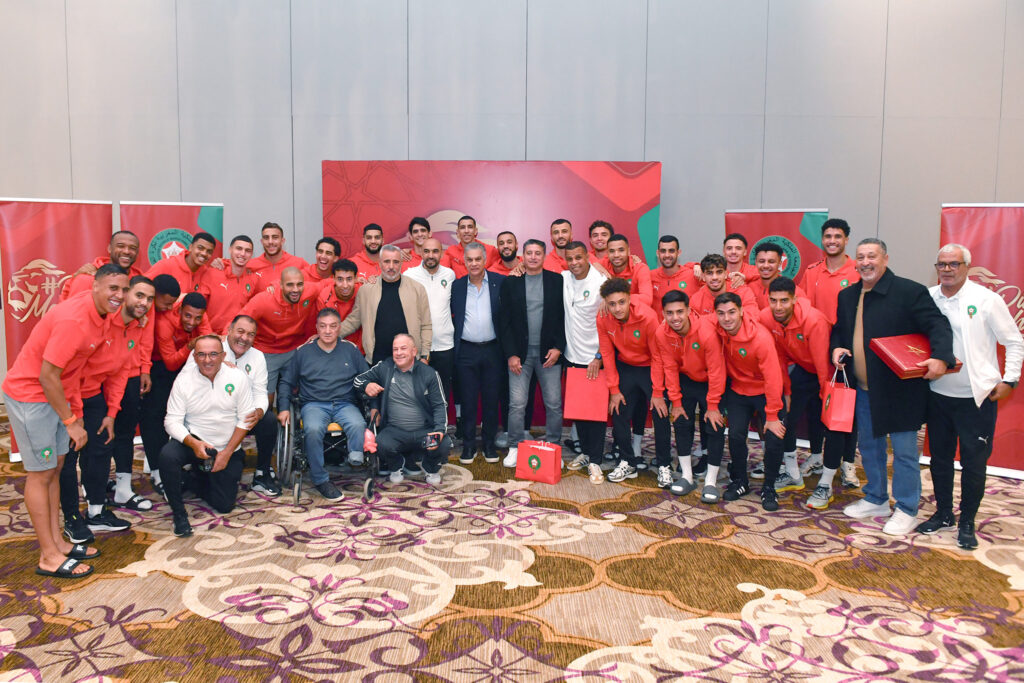 الجامعة الملكية المغربية ت honors اللاعبين الدوليين السابقين من العصبة الجهوية بطنجة وتحتفي بمساهماتهم الرياضية.