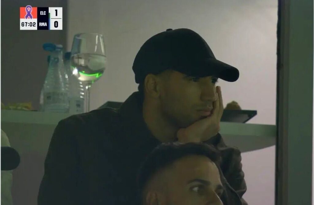 أفضل لاعب في إفريقيا يصل من فرنسا لمتابعة مواجهة ريال مدريد.