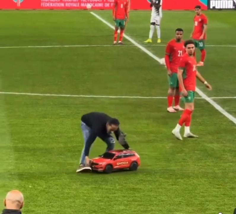 لاعب "والله ما فوتو شوب" يبتكر أسلوباً جديداً في مباراة "بللاد تاشي" التي لم يسبق لها مثيل.