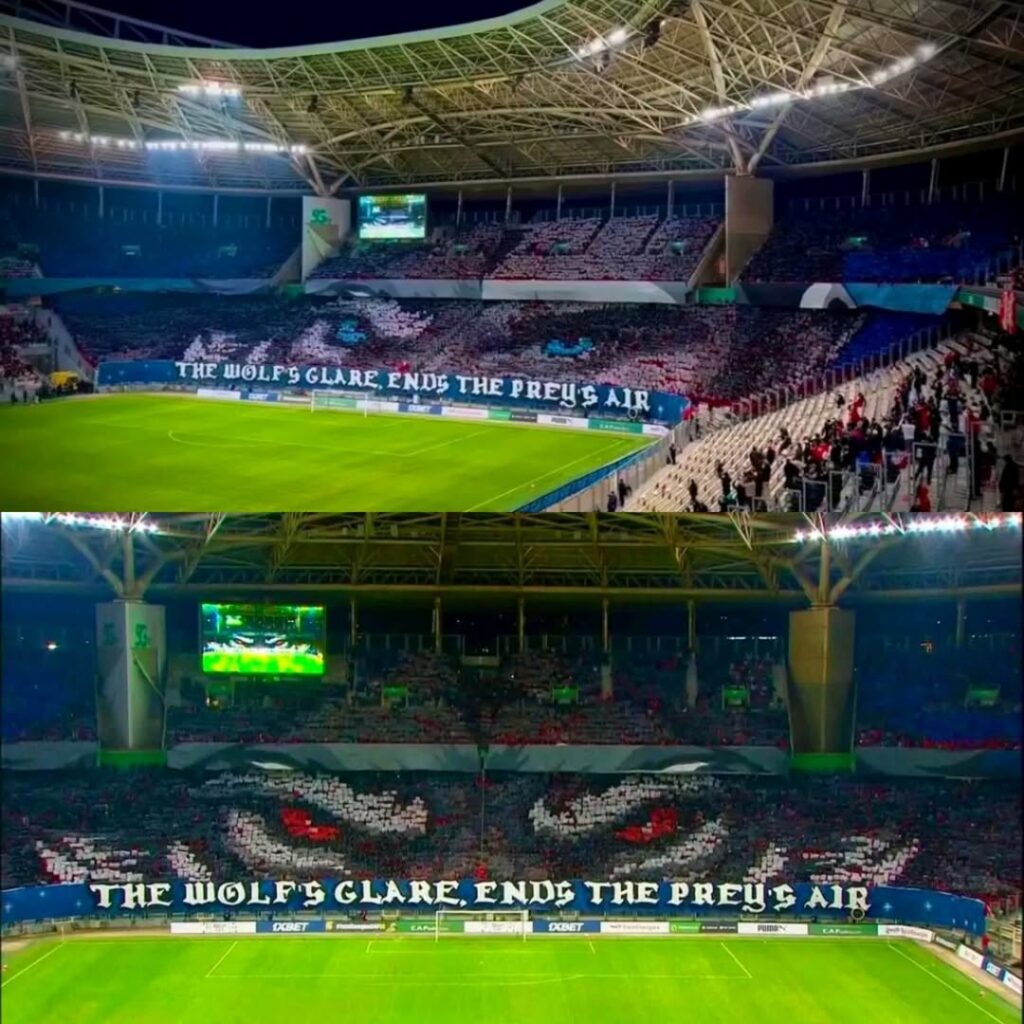 دبــل تيفو مذهل لجماهير شباب بلوزداد خلال كأس الكونفيدرالية. عرض يعكس شغفها وإبداعها في المدرجات.