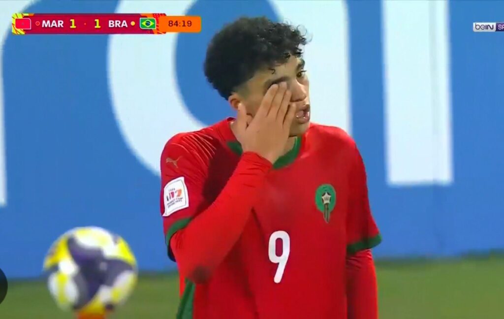 الموهبة الشابة تتألق رغم كون المدرب والده، والإبداع يفرض نفسه رغم التحديات.