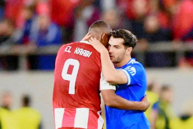 إبراهيم دياز يقدم الدعم لأيوب الكعبي بعد انتهاء مباراة ريال مدريد وأولمبيا.