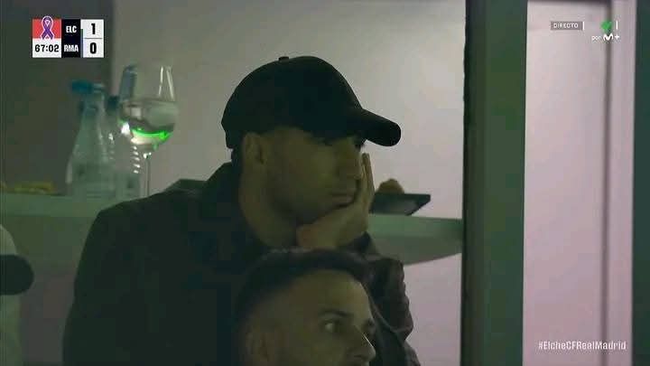 ظهور أشرف حكيمي في المدرجات خلال مباراة ريال مدريد ضد إلتشي يثير الأجواء والحماسة بين الجماهير.