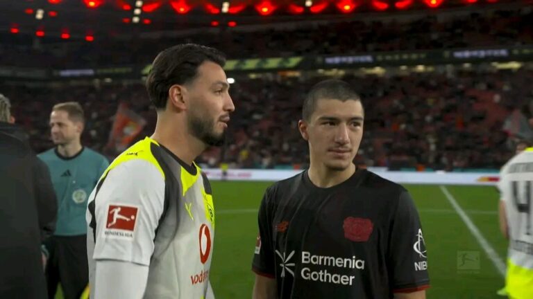 إبراهيم مازة وبن سبعيني بعد انتهاء المباراة: لحظات من التأمل والحديث.